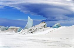 Antarctica pierde gheata cat greutatea Everestului la fiecare doi ani