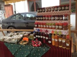 Lectia de antroprenoriat eco din Secuime: cum vinde o producatoare din Gheorgheni plante medicinale si zacusca la Cluj