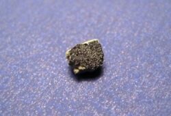 Un mic meteorit martian ar putea contine dovada existentei formelor de viata pe Planeta Rosie