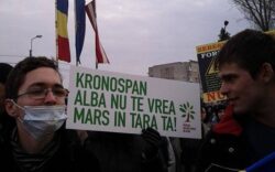 Al cincilea protest impotriva poluarii la Sebes. Oamenii cer relocarea fabricii de formaldehida de la Kronospan