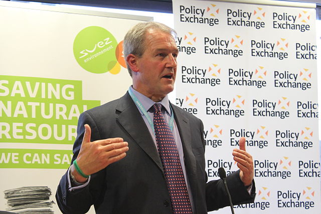 Fostul secretar britanic al Mediului, Owen Paterson, acuza UE si ONG-urile ca ameninta vietile a milioane de oameni