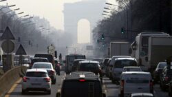 Parisul va interzice „circa trei milioane de masini” in centru, din cauza poluarii