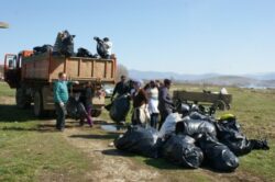 Peste 100 de persoane au participat la ecologizarea Barajului de la Calinesti-Oas