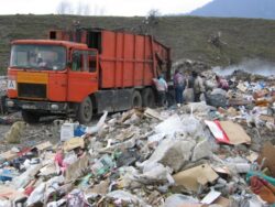 Romania risca sa fie penalizata de Comisia Europeana din cauza gropilor de gunoi