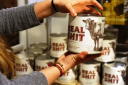 Balegar de vaca natural la cutie, nou produs in supermarket la Milano