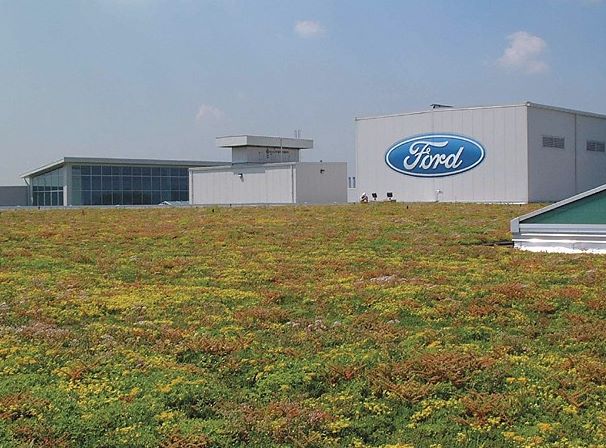 Fabrica de asamblare Ford cu acoperis verde