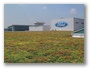 Fabrica de asamblare Ford cu acoperis verde mic
