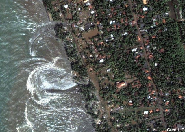 Tunami loveste coasta Sri Lanka - 24 decembrie 2004