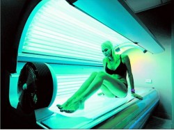 OMS: Razele ultraviolete din cabinele de bronzat sunt cancerigene