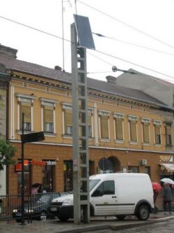 Opt statii ale mijloacelor de transport in comun din Timisoara au fost dotate cu celule fotovoltaice