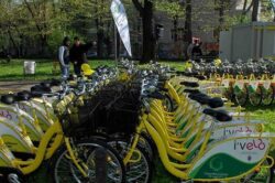 I'Velo la Sibiu: 100 de biciclete galbene asteapta sa fie scoase la plimbare, de sibieni si turisti