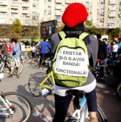 Biciclistii protesteaza: ”Nu vrem piste pe trotuar!”