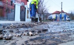 Poluare la Gura Ocnitei, o conducta de titei s-a spart si a inundat o strada