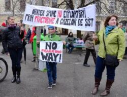 Protestatarii anti-gaze de sist, suparati pe prefect pentru lipsa de reactie a Guvernului