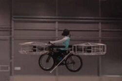 Bicicleta cu elice care merge pe baterii