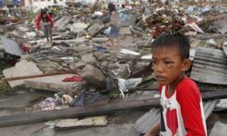 10.000 de morti si patru milioane de oameni sunt amenintati de foamete si de boli in Filipine, dupa taifunul Haiyan