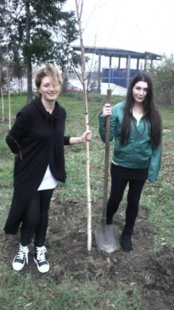 Elena Basescu a iesit la plantat copaci