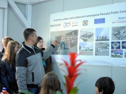 Lectie de ecologie predata unor elevi baimareni pe santierul Parcului Public Central