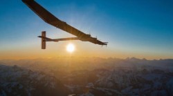 Avion propulsat cu energie solara, pregatit sa inconjoare Pamantul