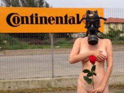 Protest antipoluare la Timisoara: O soprana s-a fotografiat nud si cu o masca de gaze pe fata