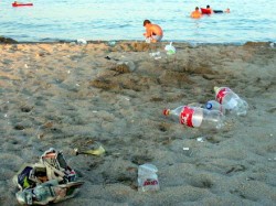 Tone de deseuri lasate pe plaja de turisti si patronii de terase