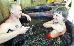 Vinoterapie: cine face baie-n vin imbatraneste mai putin